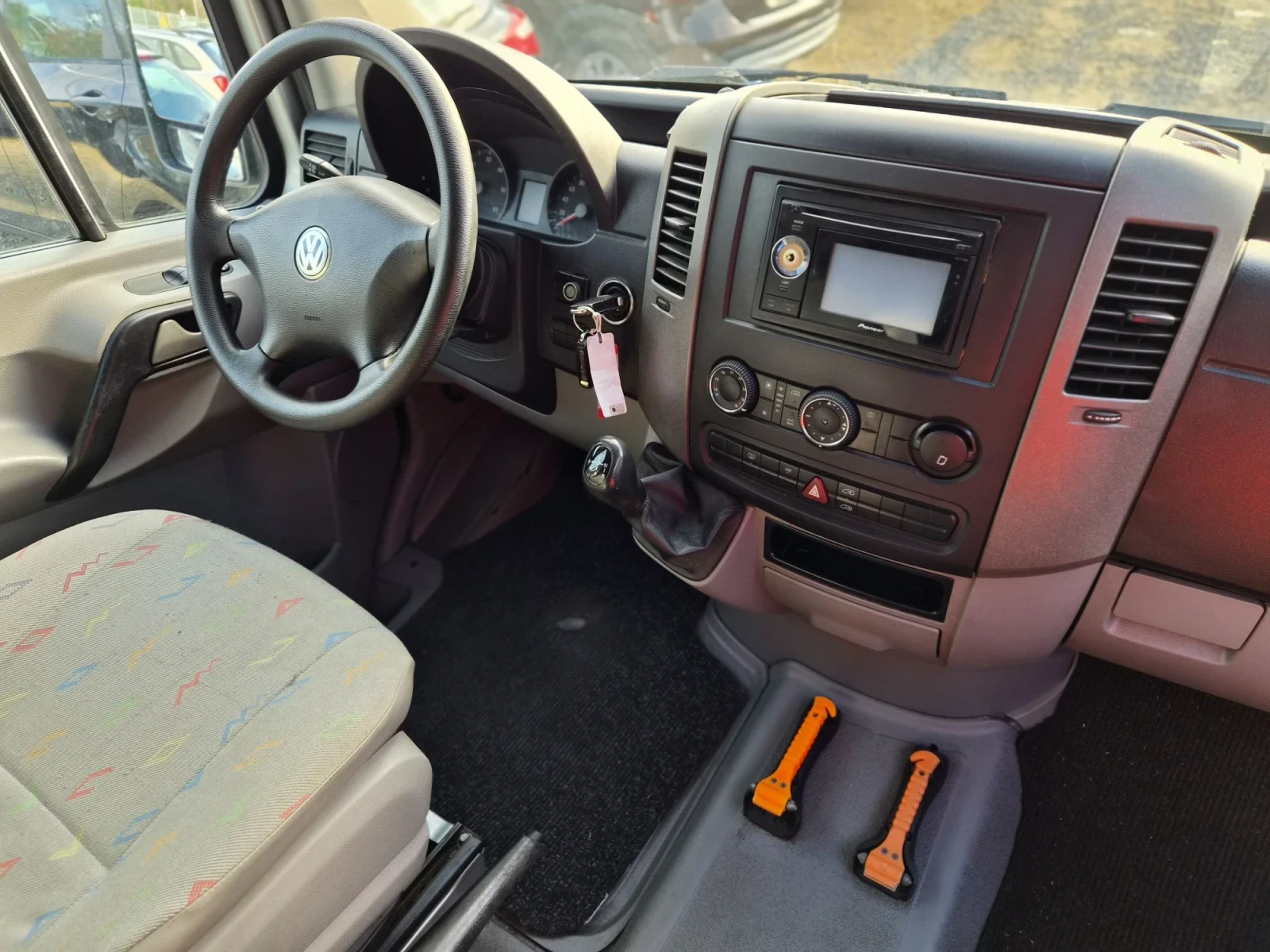 VW Crafter 2.5TDI AUTOMAT 9 МЕСТА , снимка 10 - Бусове и автобуси - 56751562