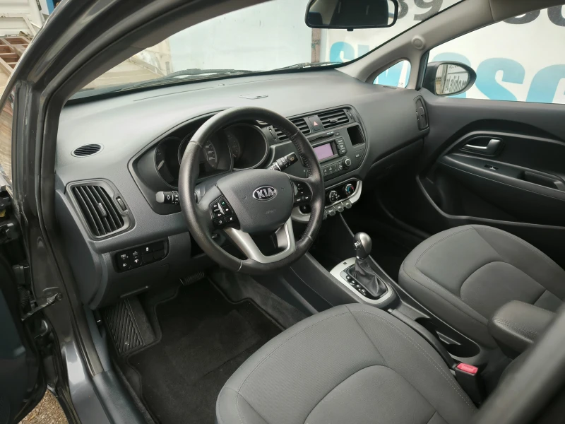 Kia Rio 1.4i Автоматик Швейцария, снимка 8 - Автомобили и джипове - 47956448