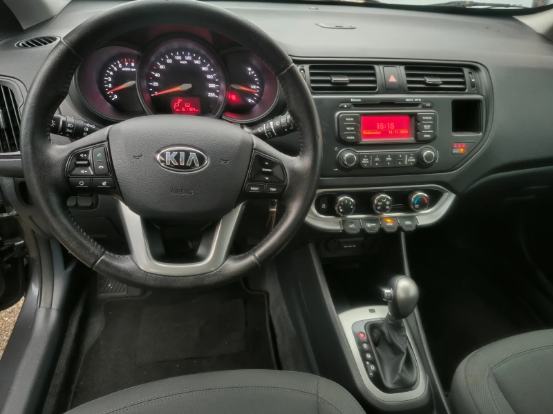 Kia Rio 1.4i Автоматик Швейцария, снимка 13 - Автомобили и джипове - 47956448