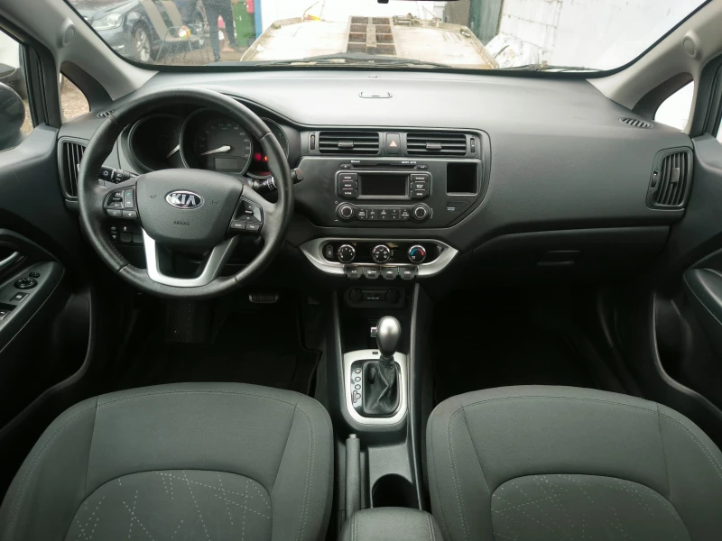 Kia Rio 1.4i Автоматик Швейцария, снимка 9 - Автомобили и джипове - 47956448