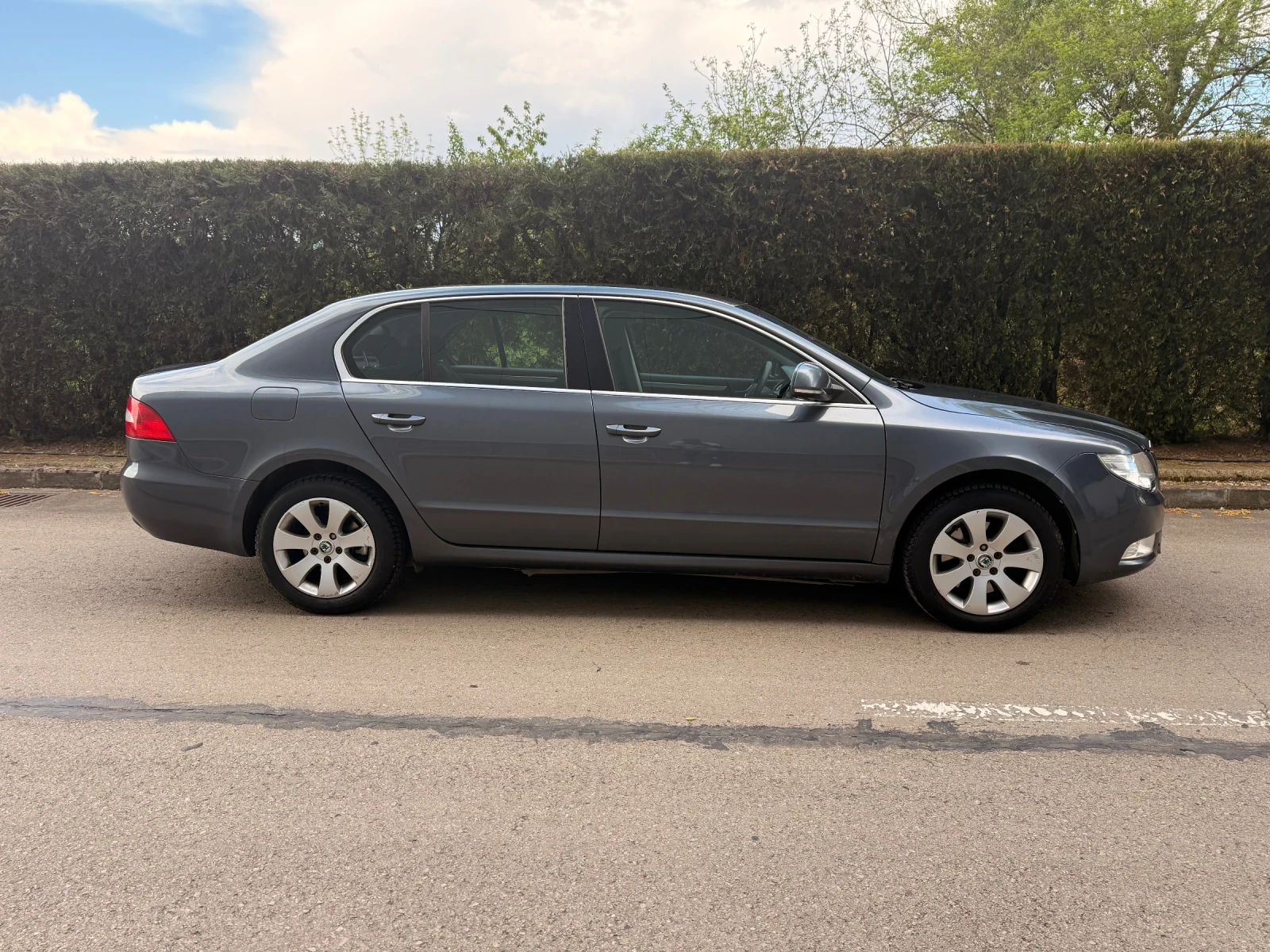 Skoda Superb Закупувана Нова в България първи собственик - изображение 4