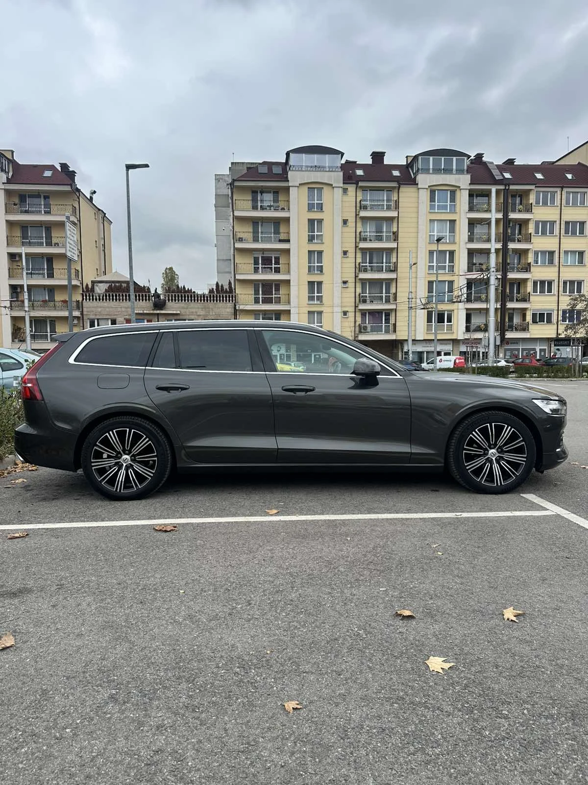 Volvo V60 B4 Inscription Mild Hynrid Сервизна история! - изображение 4