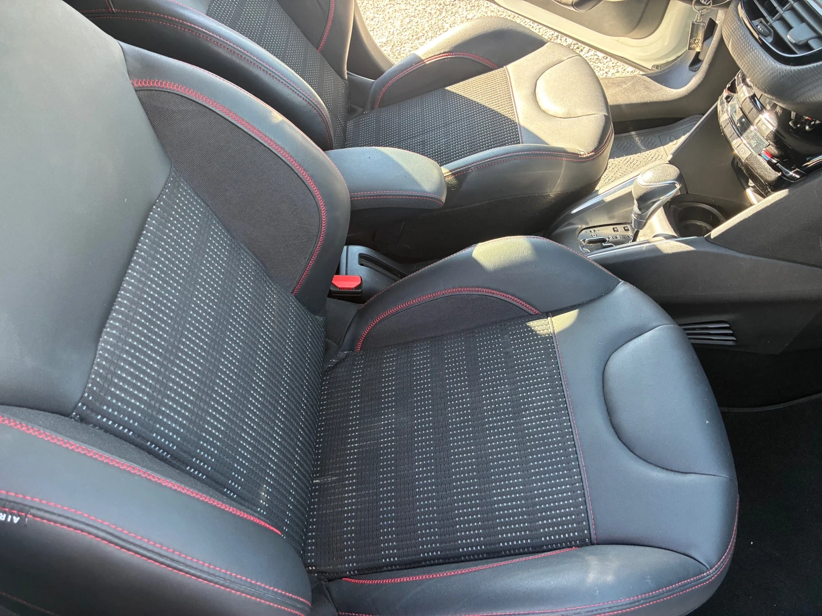 Peugeot 208 1.2 AUTOMATIC , снимка 14 - Автомобили и джипове - 56347318