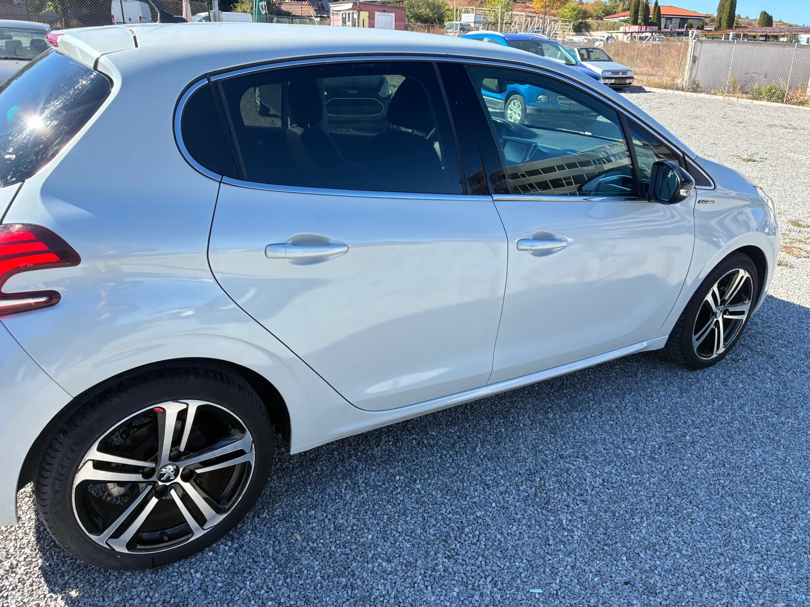 Peugeot 208 1.2 AUTOMATIC , снимка 4 - Автомобили и джипове - 56347318