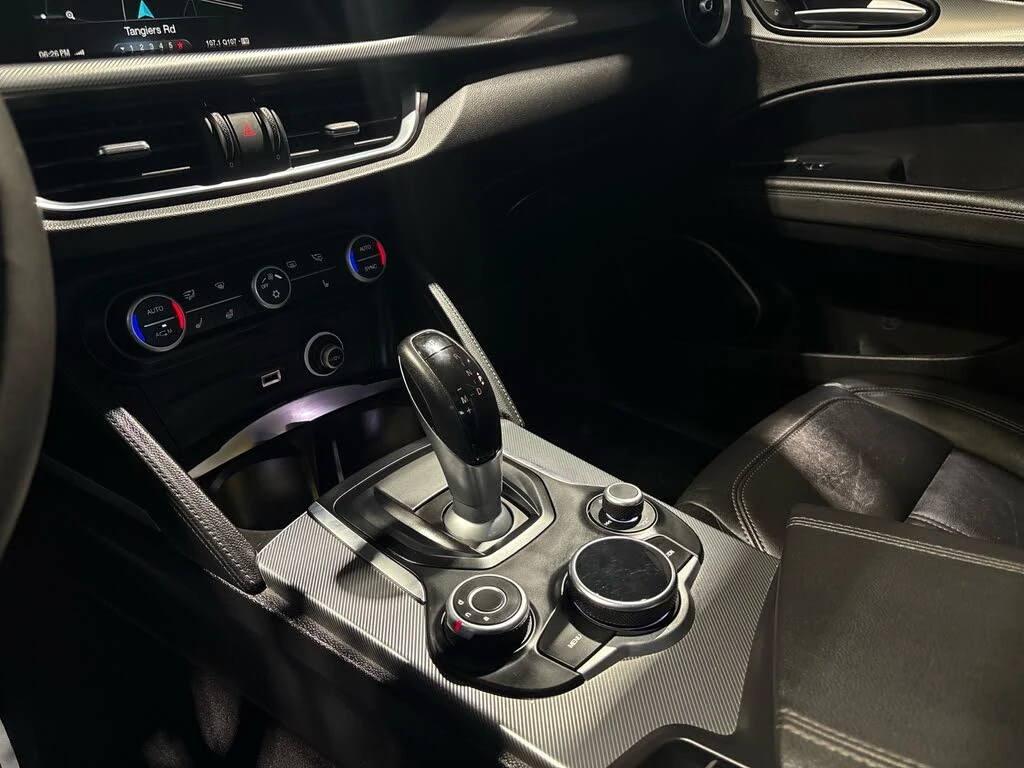 Alfa Romeo Stelvio Sport AWD* ПОДГРЕВ* КАМЕРА* PANORAMA* KEYLESS* , снимка 14 - Автомобили и джипове - 54643332