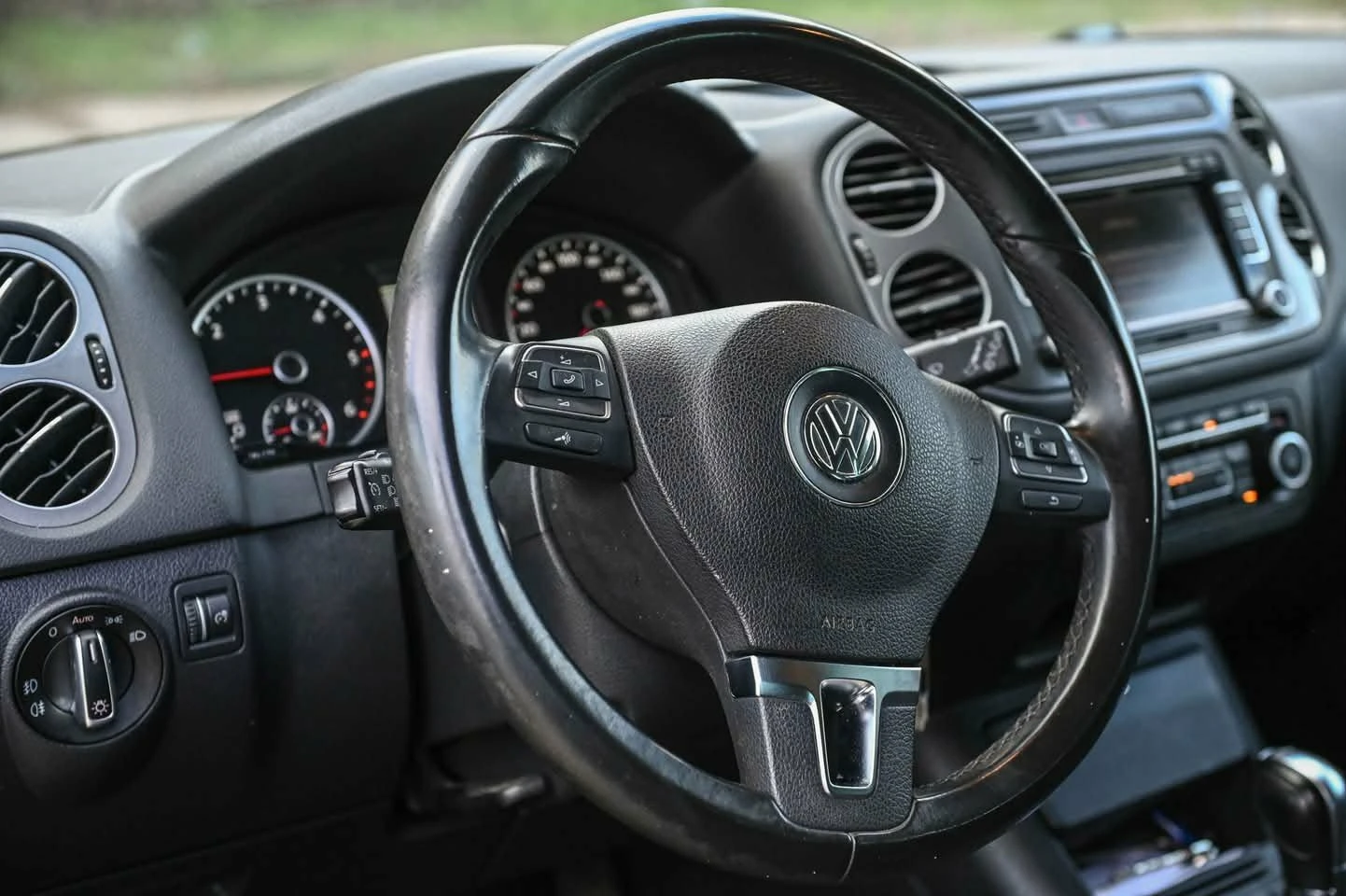 VW Tiguan 2.0 TDI 140HP| 4Motion| Пълна сервизна история, снимка 3 - Автомобили и джипове - 54942885