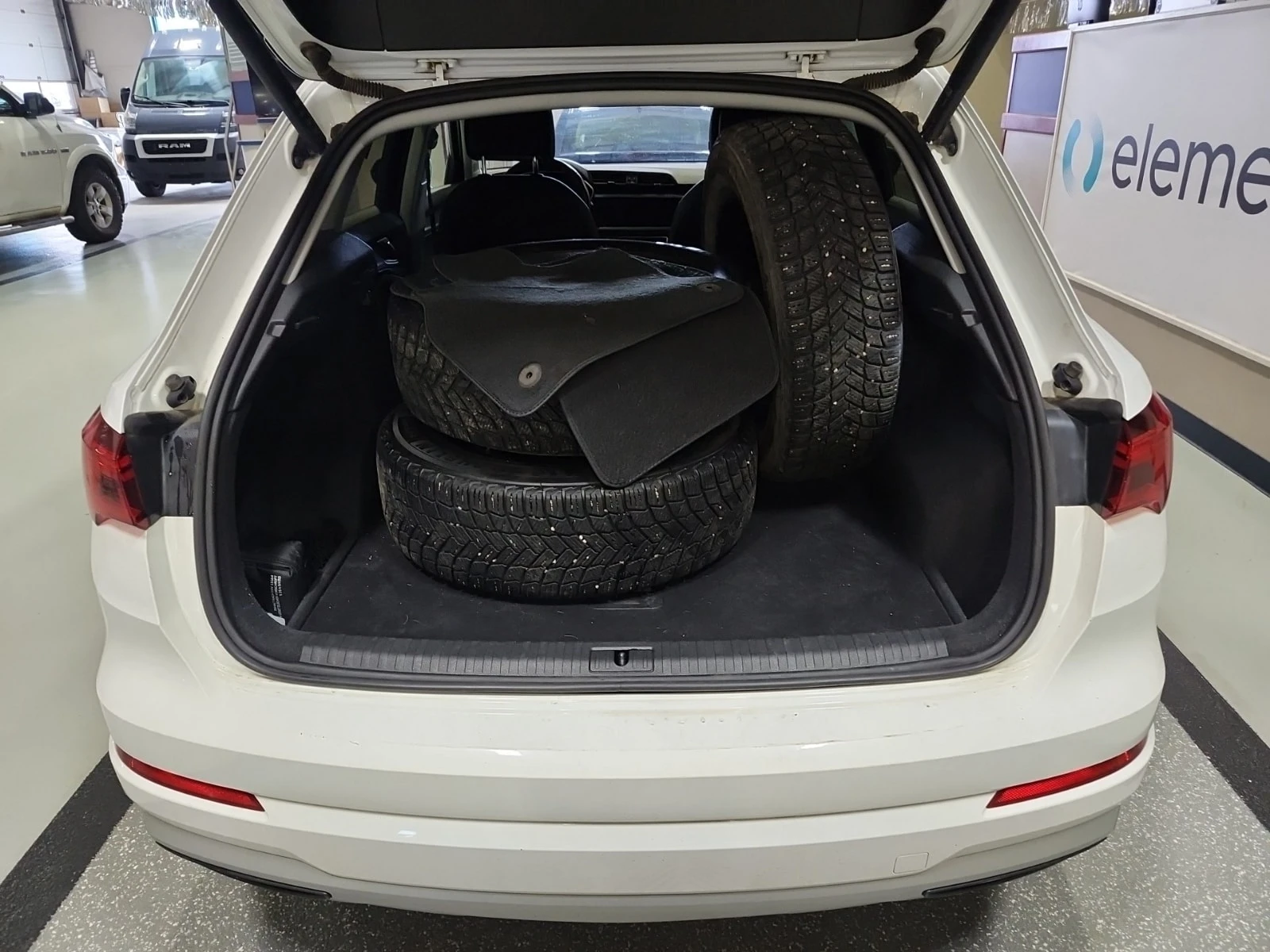 Audi Q3  /  AWD, 2L / 2 КЛЮЧА / 2 ЧИФТА ГУМИ С ДЖАНТИ, снимка 13 - Автомобили и джипове - 55846839