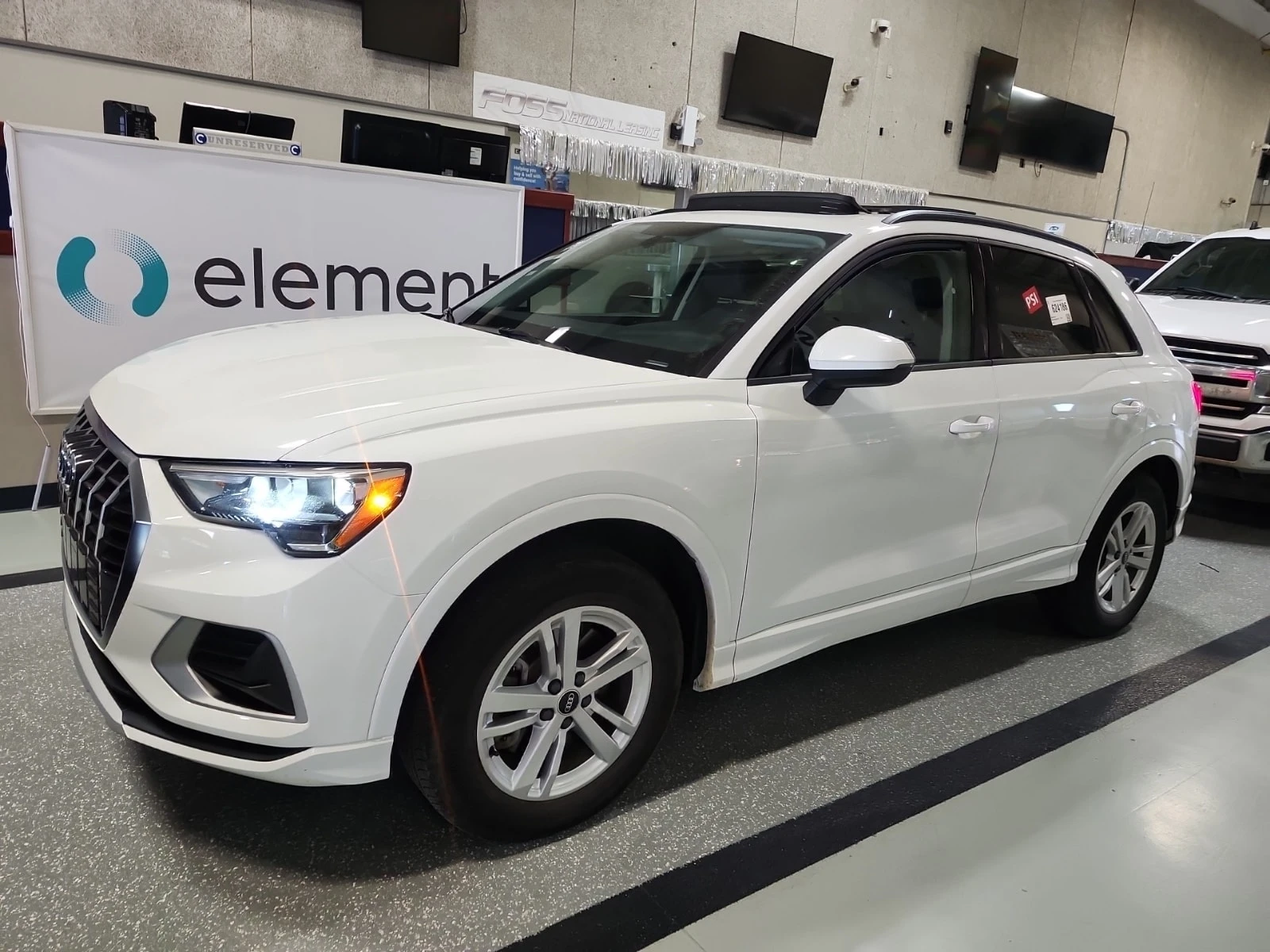 Audi Q3  /  AWD, 2L / 2 КЛЮЧА / 2 ЧИФТА ГУМИ С ДЖАНТИ