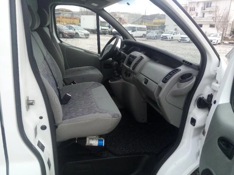 Opel Vivaro Хладилен, снимка 11 - Бусове и автобуси - 35839582