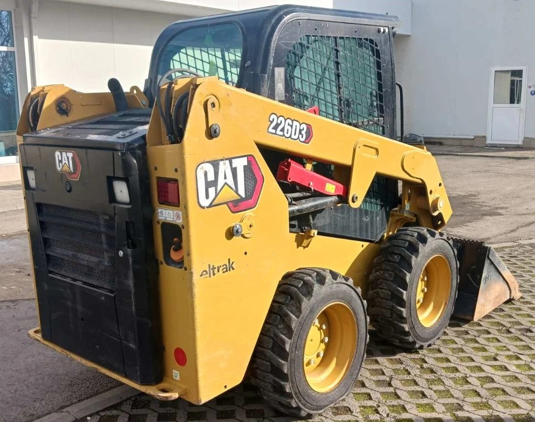 Мини челни товарачи Cat 226D3 - изображение 4