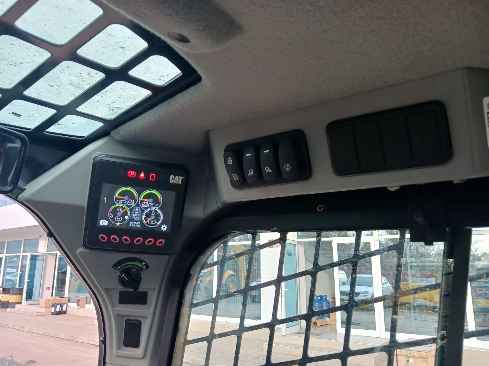 Мини челни товарачи Cat 226D3 - изображение 7