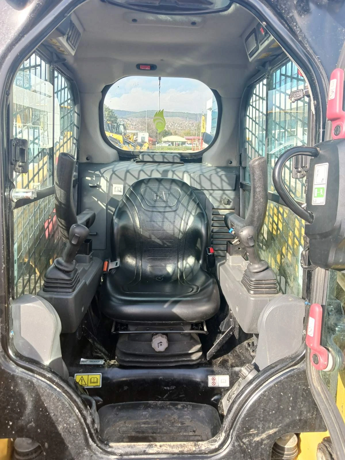 Мини челни товарачи Cat 226D3 - изображение 8