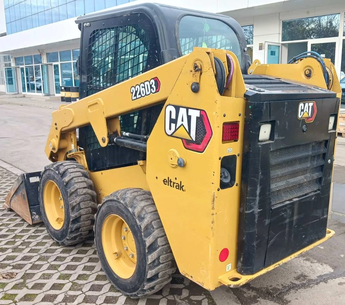Мини челни товарачи Cat 226D3 - изображение 3