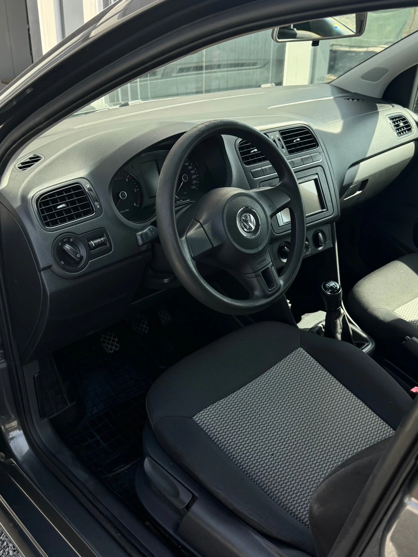 VW Polo 1.2 TDI- ОБСЛУЖЕНА-НАВИ-ГУМИ-ТОП!, снимка 5 - Автомобили и джипове - 54208544