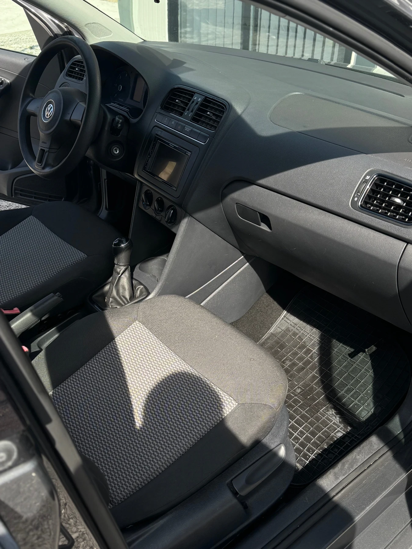 VW Polo 1.2 TDI- ОБСЛУЖЕНА-НАВИ-ГУМИ-ТОП!, снимка 7 - Автомобили и джипове - 54208544