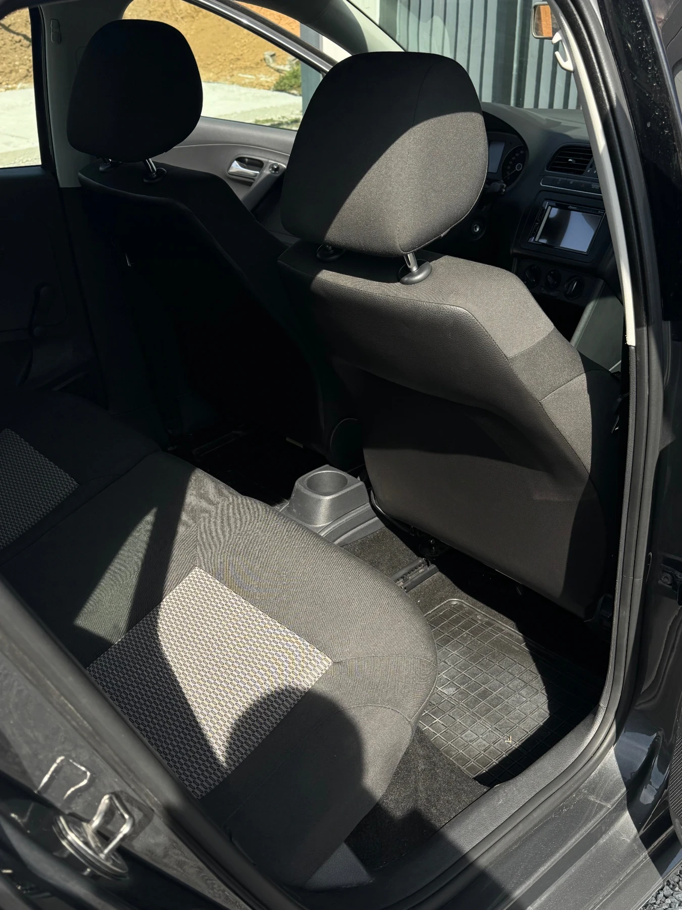 VW Polo 1.2 TDI- ОБСЛУЖЕНА-НАВИ-ГУМИ-ТОП!, снимка 8 - Автомобили и джипове - 54208544