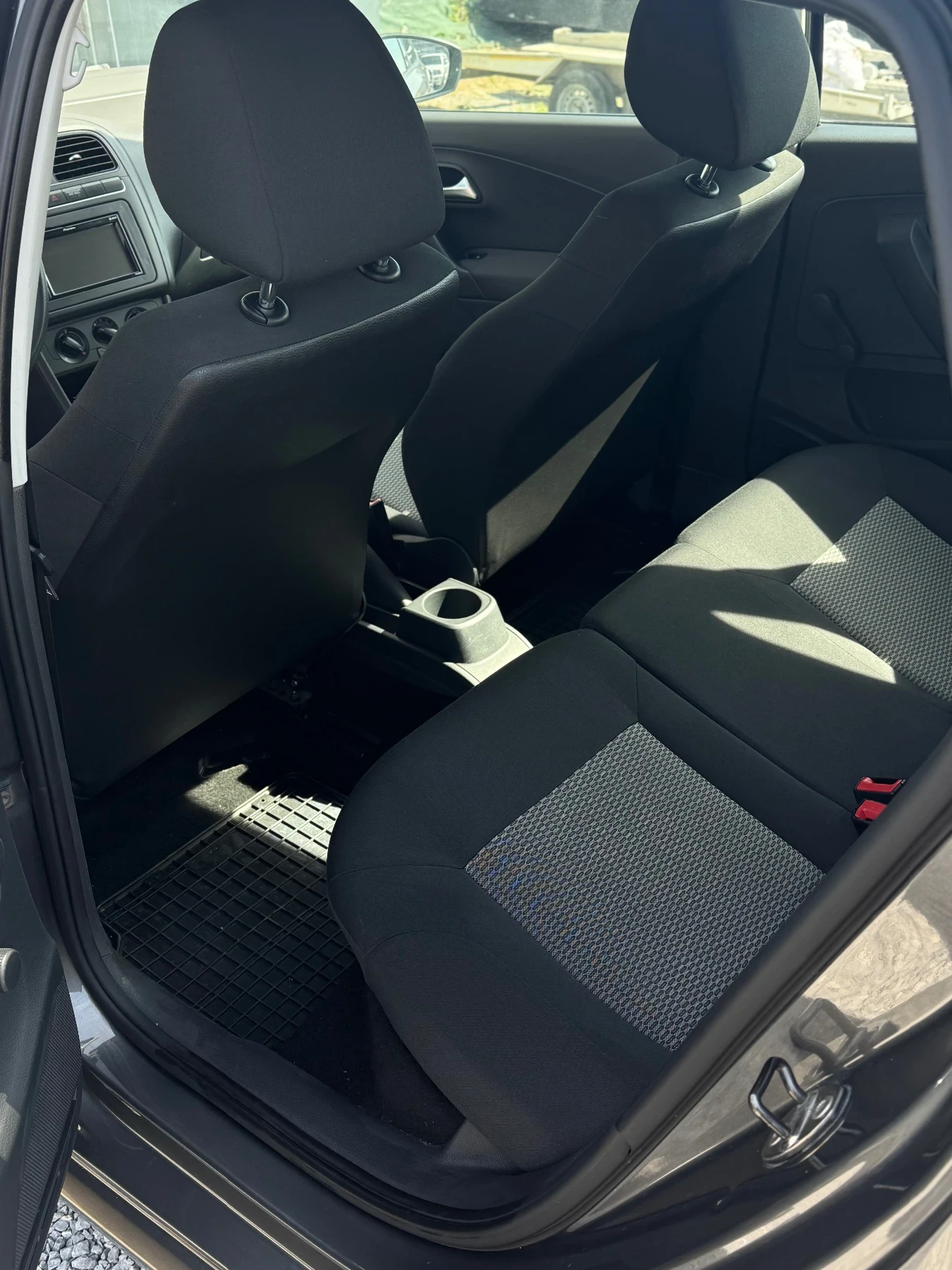 VW Polo 1.2 TDI- ОБСЛУЖЕНА-НАВИ-ГУМИ-ТОП!, снимка 6 - Автомобили и джипове - 54208544