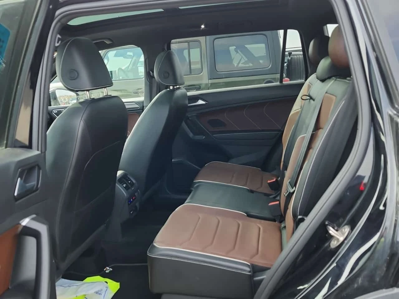 VW Tiguan * HIGHLINE R LINE * ОБУДХВАНЕ* 360* DISTRONIC* , снимка 12 - Автомобили и джипове - 54471796