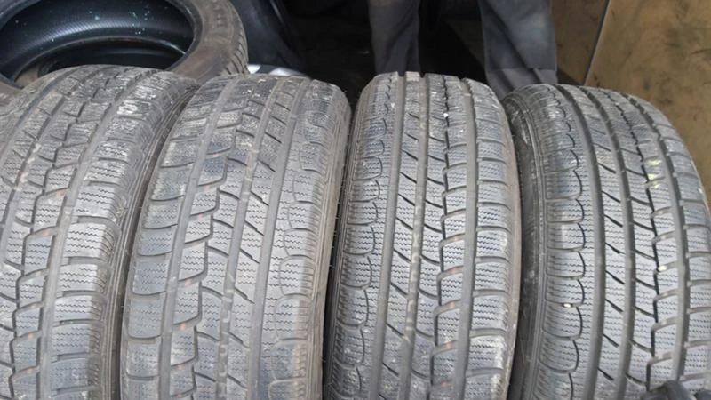 Гуми Зимни 205/65R15, снимка 1 - Гуми и джанти - 29341099