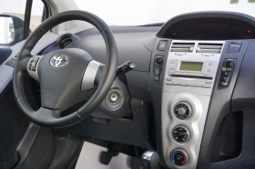 Toyota Yaris 1.0i, снимка 14 - Автомобили и джипове - 45021172