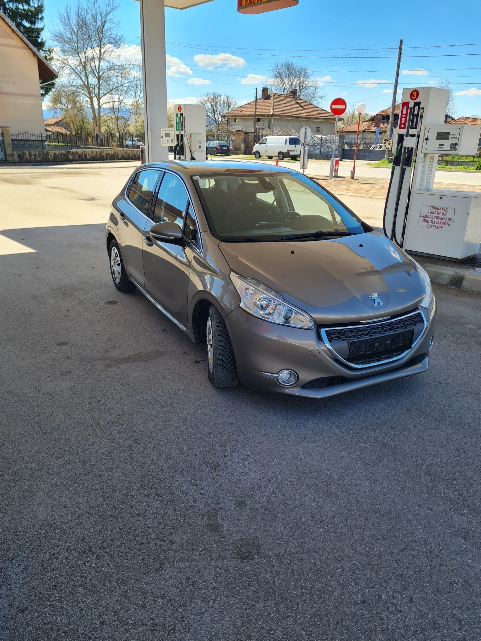 Peugeot 208 1.6 E- HDI 92к.с. , снимка 3 - Автомобили и джипове - 54115716