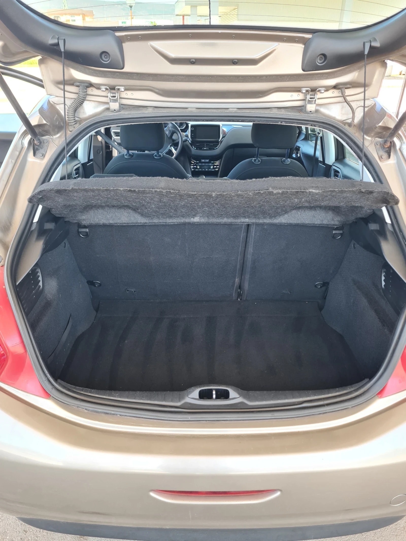 Peugeot 208 1.6 E- HDI 92к.с. , снимка 10 - Автомобили и джипове - 54115716