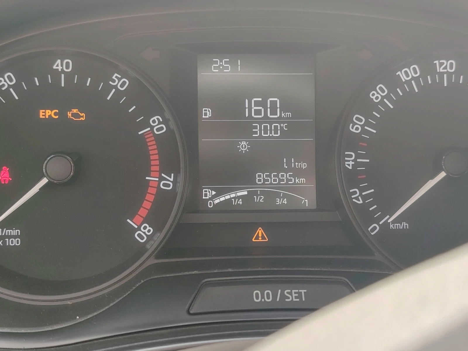 Skoda Fabia 1.0 i, снимка 7 - Автомобили и джипове - 54517738
