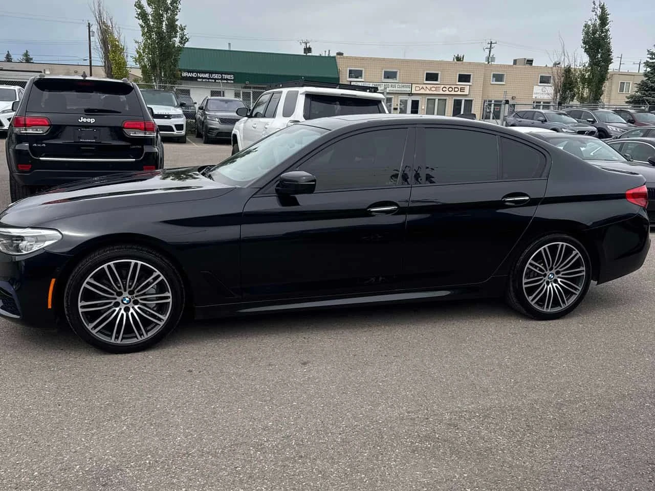 BMW 530 I XDRIVE | LED | M-PACK | PANO , снимка 4 - Автомобили и джипове - 54945647