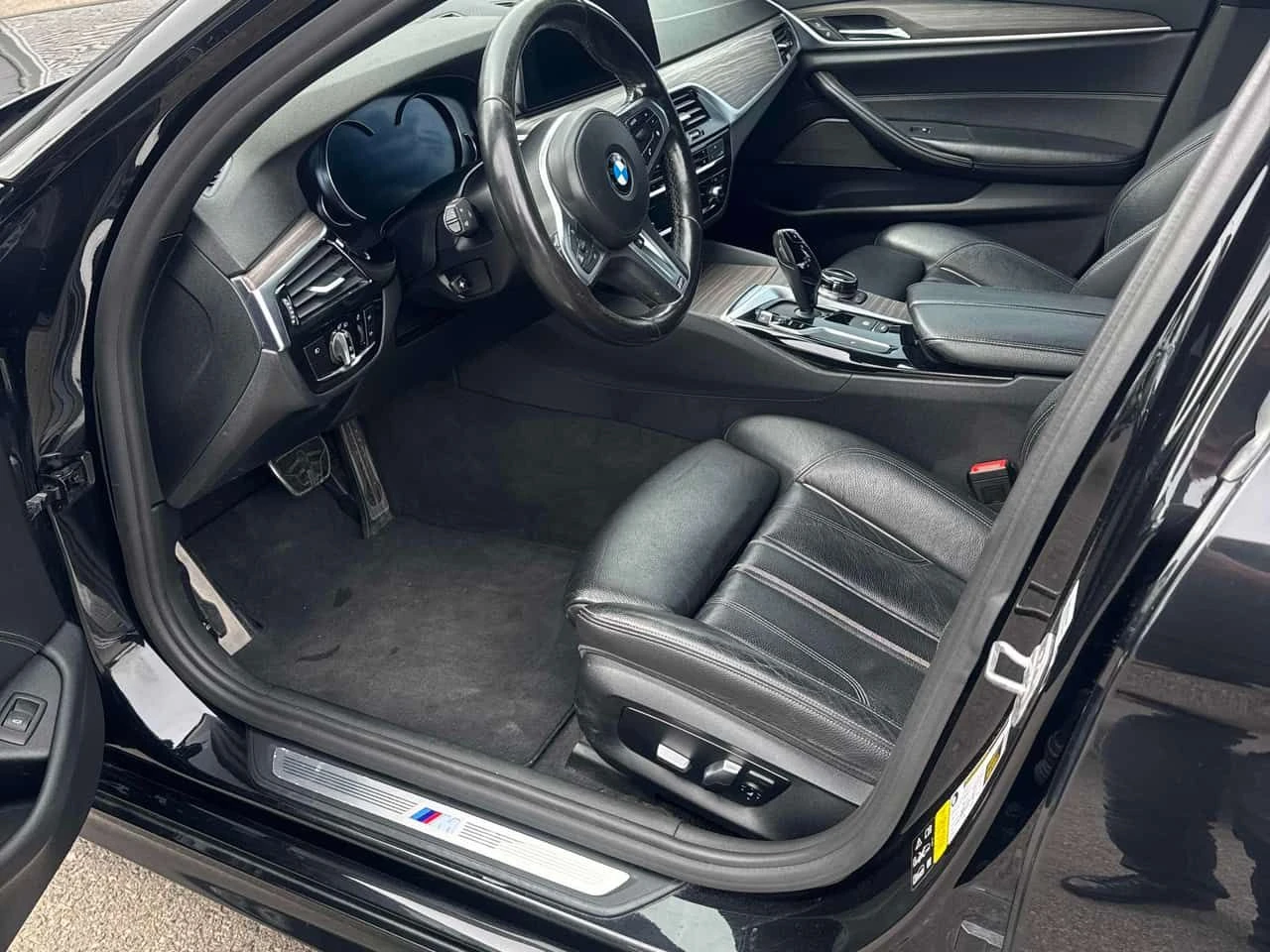 BMW 530 I XDRIVE | LED | M-PACK | PANO , снимка 11 - Автомобили и джипове - 54945647