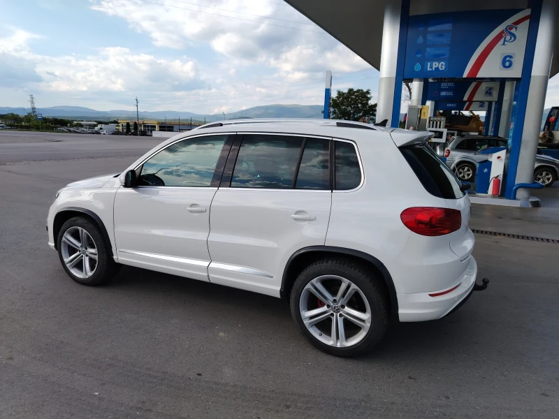 VW Tiguan 2.0 TDI 4MOTION R-Line , снимка 8 - Автомобили и джипове - 51601652