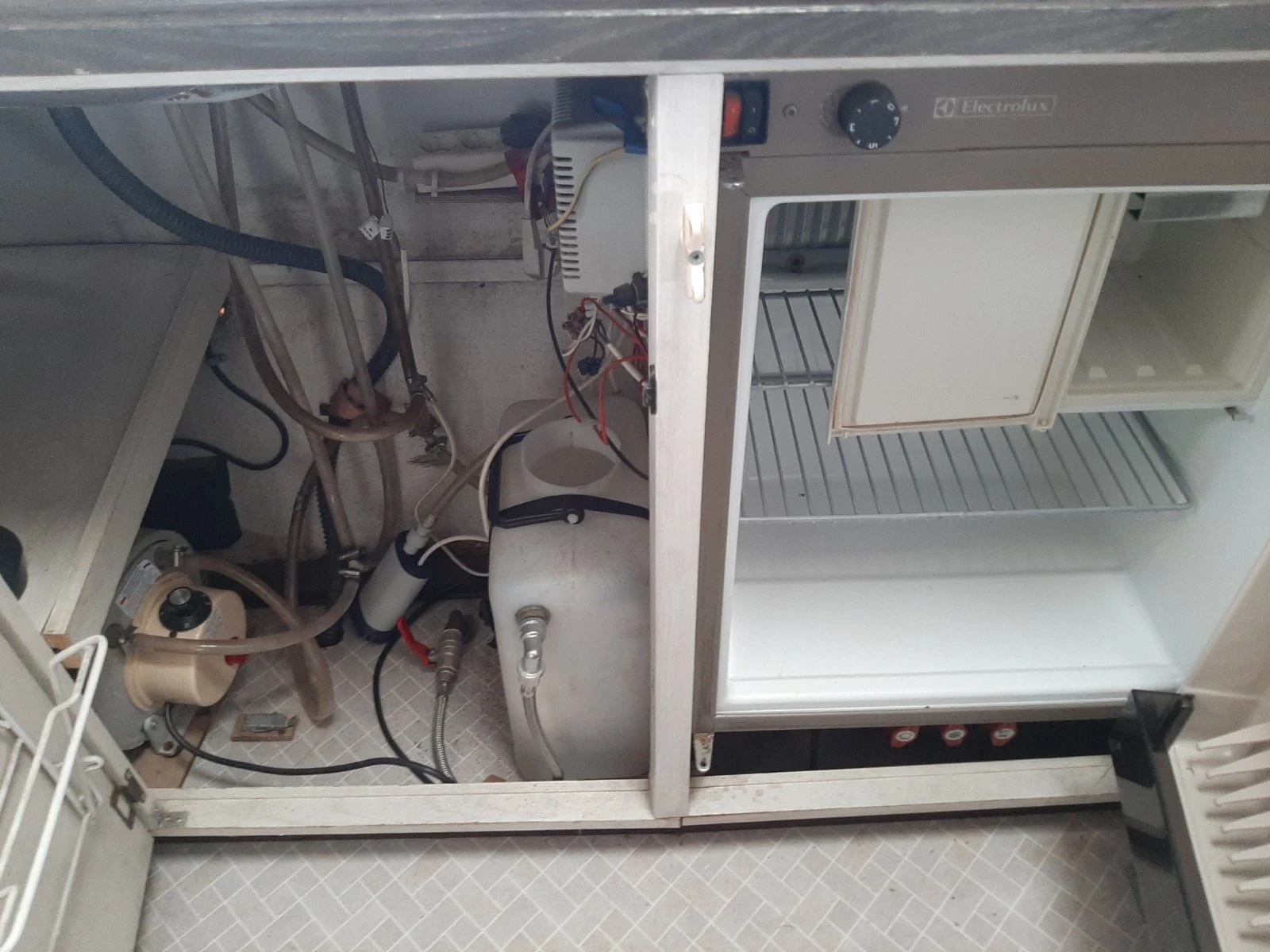 Каравана Hobby Classic 520, снимка 8 - Каравани и кемпери - 53913528