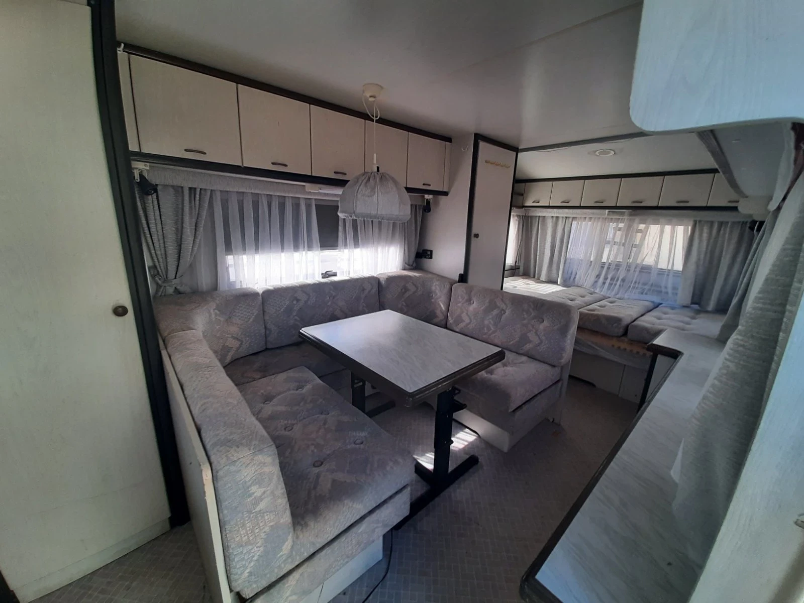 Каравана Hobby Classic 520, снимка 3 - Каравани и кемпери - 53913528