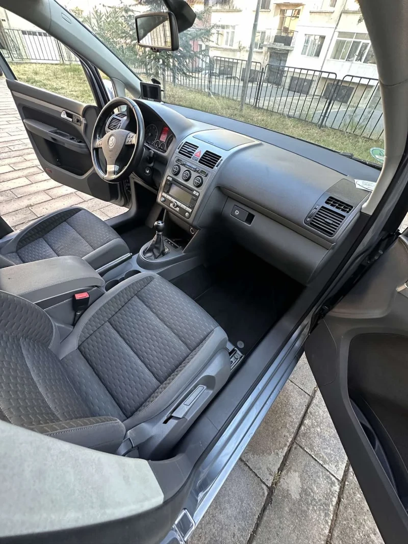 VW Touran 1.6i-102коня, снимка 10 - Автомобили и джипове - 47527975