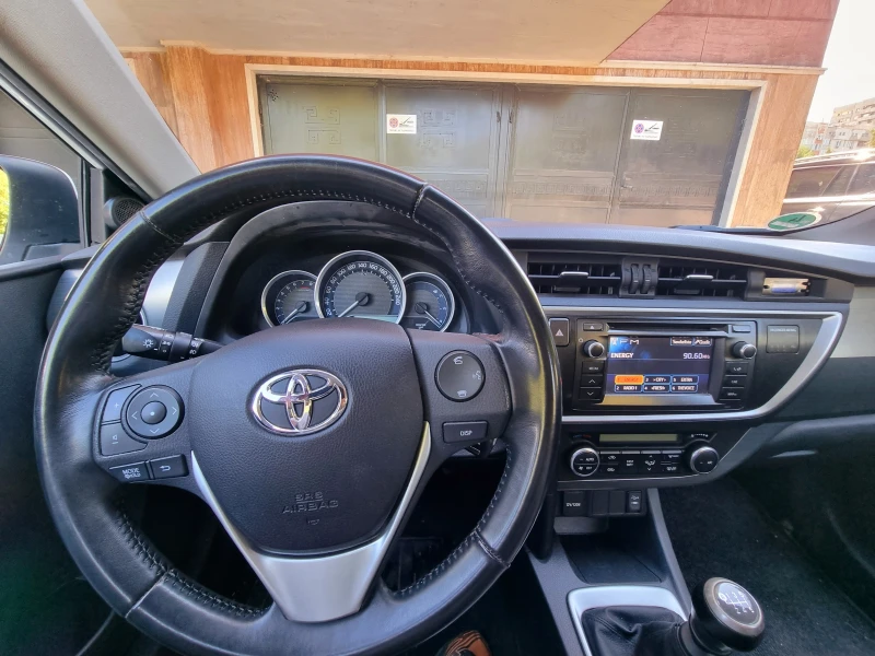 Toyota Auris * 1.6* 132PS* Multimedia* Kamera, снимка 11 - Автомобили и джипове - 47636097