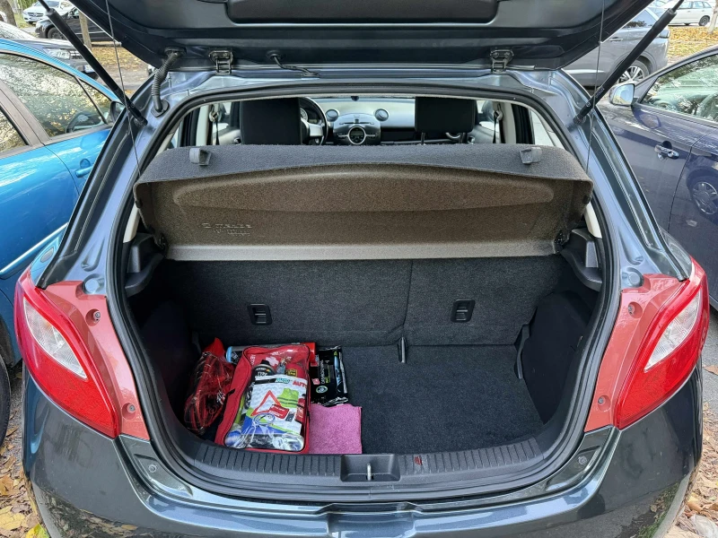 Mazda 2 1.3i, снимка 9 - Автомобили и джипове - 52545081
