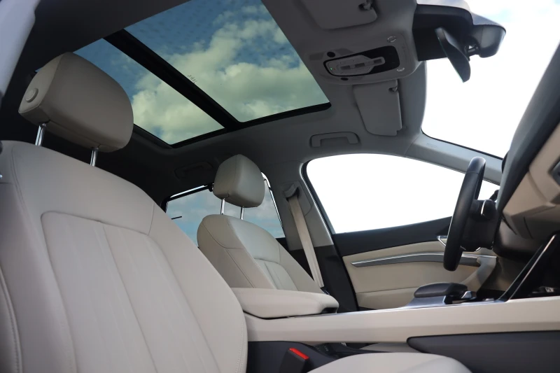 Audi E-Tron 50 quattro Luft PANO 360 ACC Leder AHK Lane#iCarbg, снимка 8 - Автомобили и джипове - 52421196