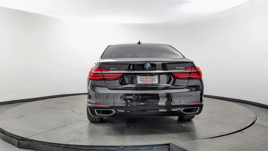 BMW 740 Xi * M-Pack* B58* Обдухване* Масаж* Дисторник, снимка 3 - Автомобили и джипове - 54442041