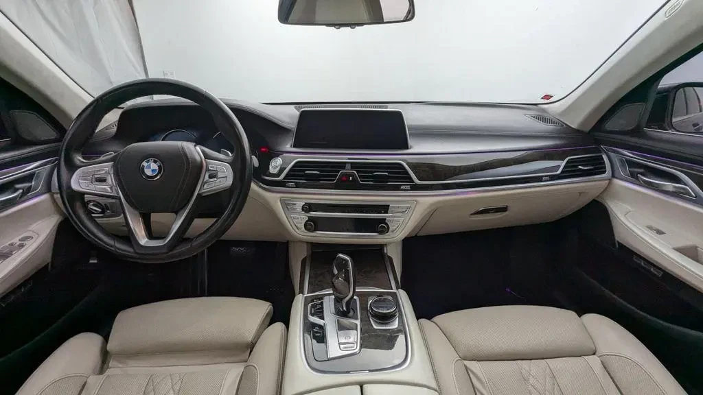 BMW 740 Xi * M-Pack* B58* Обдухване* Масаж* Дисторник, снимка 5 - Автомобили и джипове - 54442041