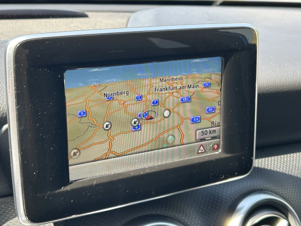 Mercedes-Benz A 180 BlueEfficiency Urban, снимка 11 - Автомобили и джипове - 55125973
