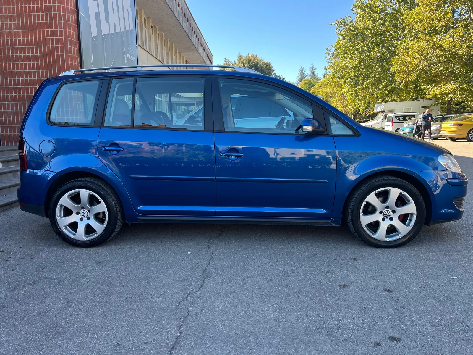 VW Touran 1.9 105 DSG, снимка 4 - Автомобили и джипове - 56335273