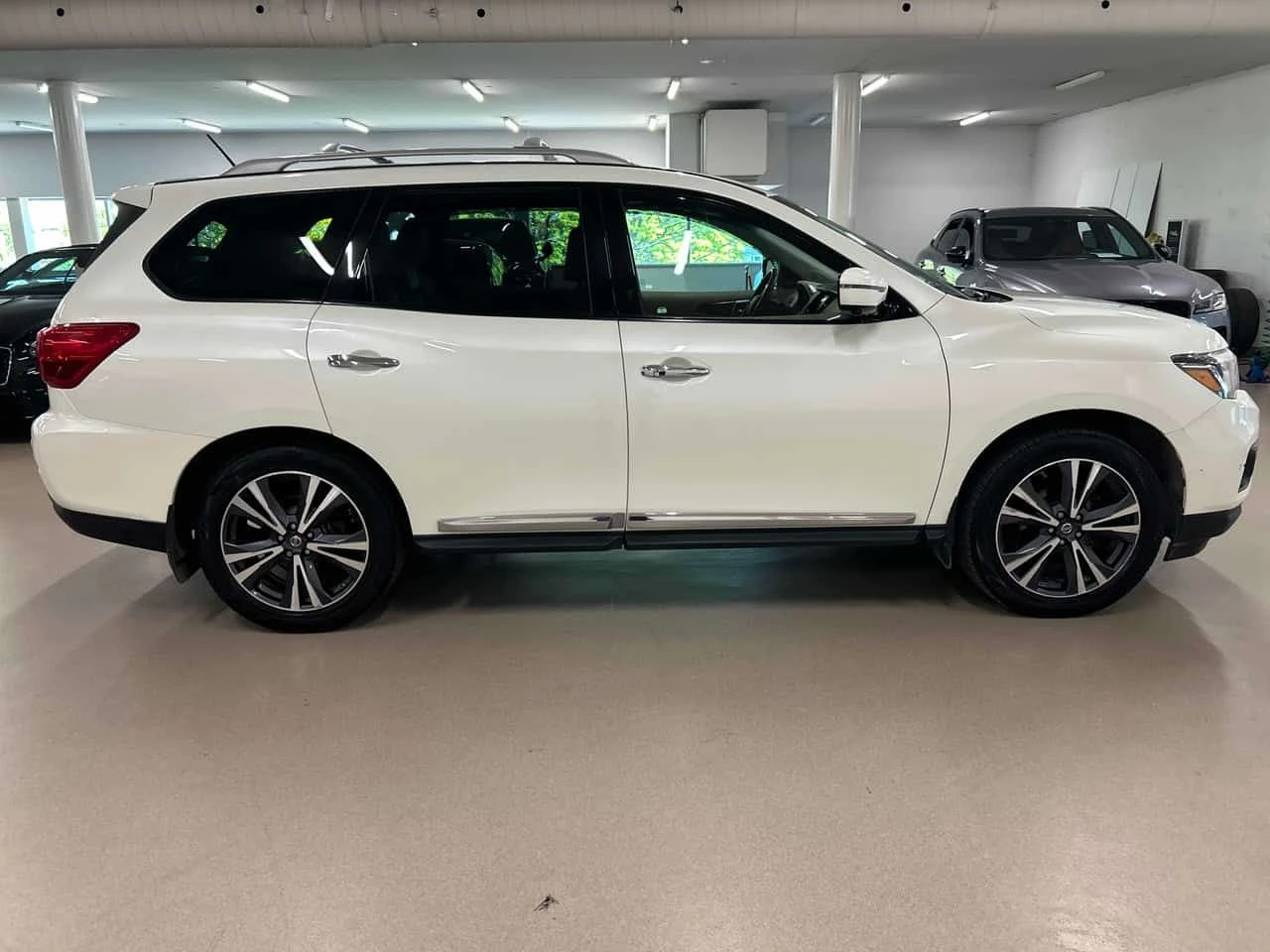 Nissan Pathfinder * 4WD 4dr * CARFAX * ПОДГРЕВИ * ПАНО * KEYLESS * , снимка 3 - Автомобили и джипове - 54775186