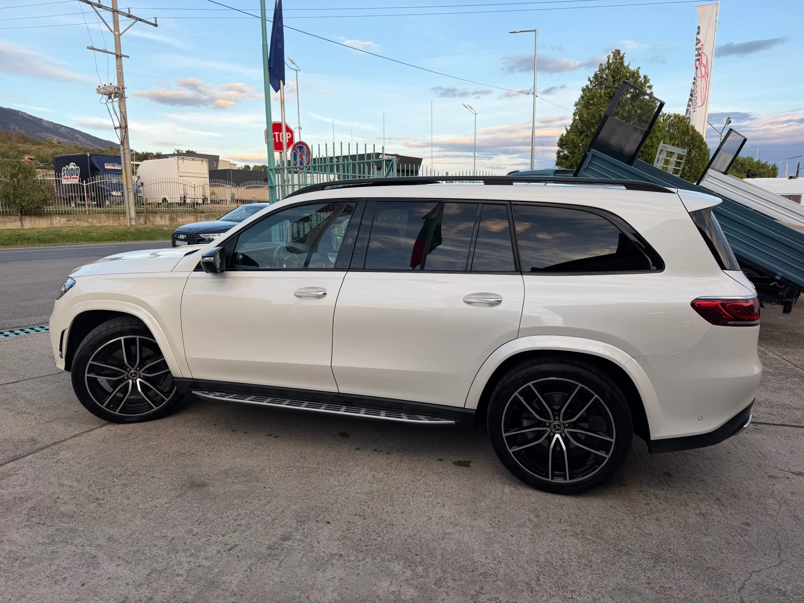 Mercedes-Benz GLS 400 d 4M AMG Line* Night* 3xTV* Massage* 23", снимка 15 - Автомобили и джипове - 56085806