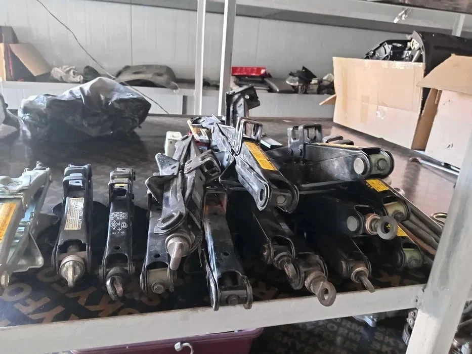 Крикове , ключ за джанти и кука за дърпане  за Тойота, снимка 2 - Части - 53807164