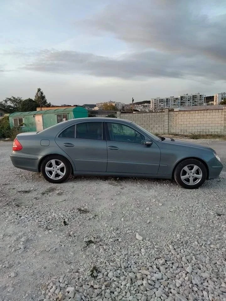 Mercedes-Benz E 220, снимка 8 - Автомобили и джипове - 53935460