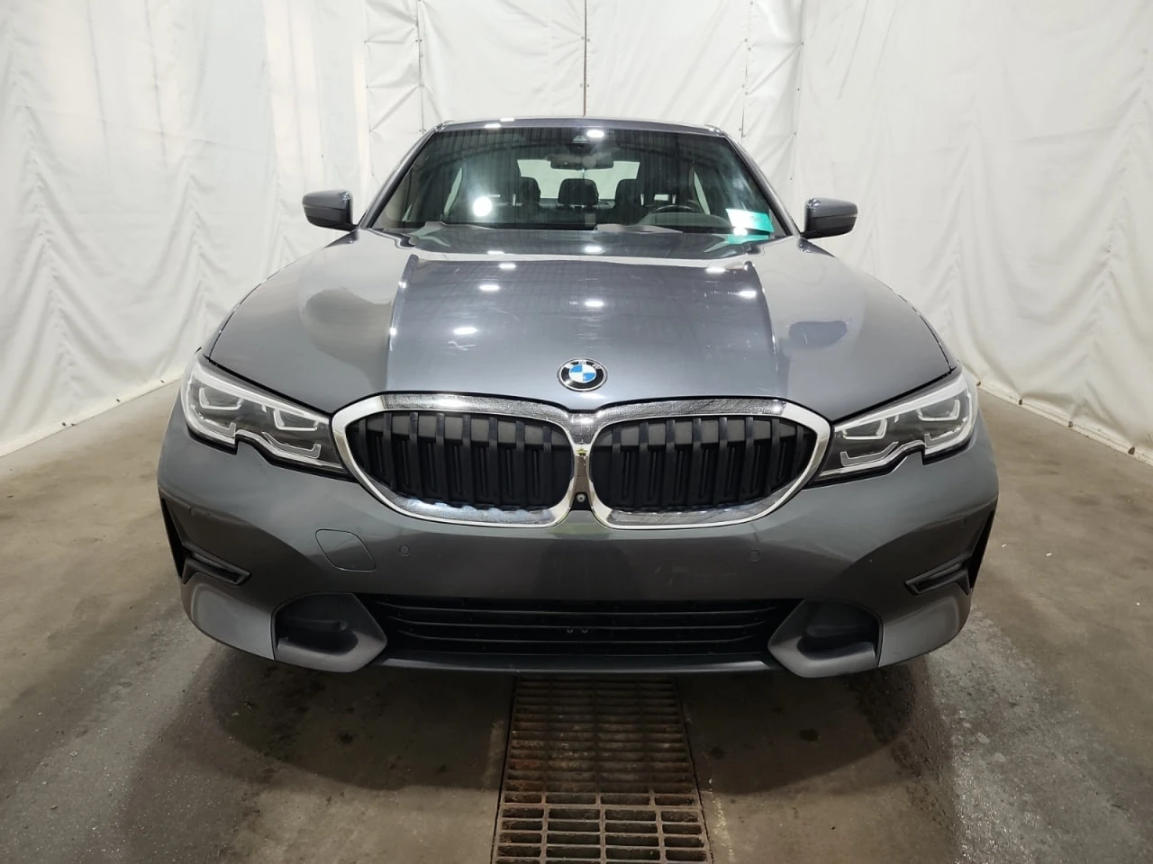 BMW 330 * АВТО КРЕДИТ* ЦЕНА ДО БГ * CARFAX *  - изображение 2