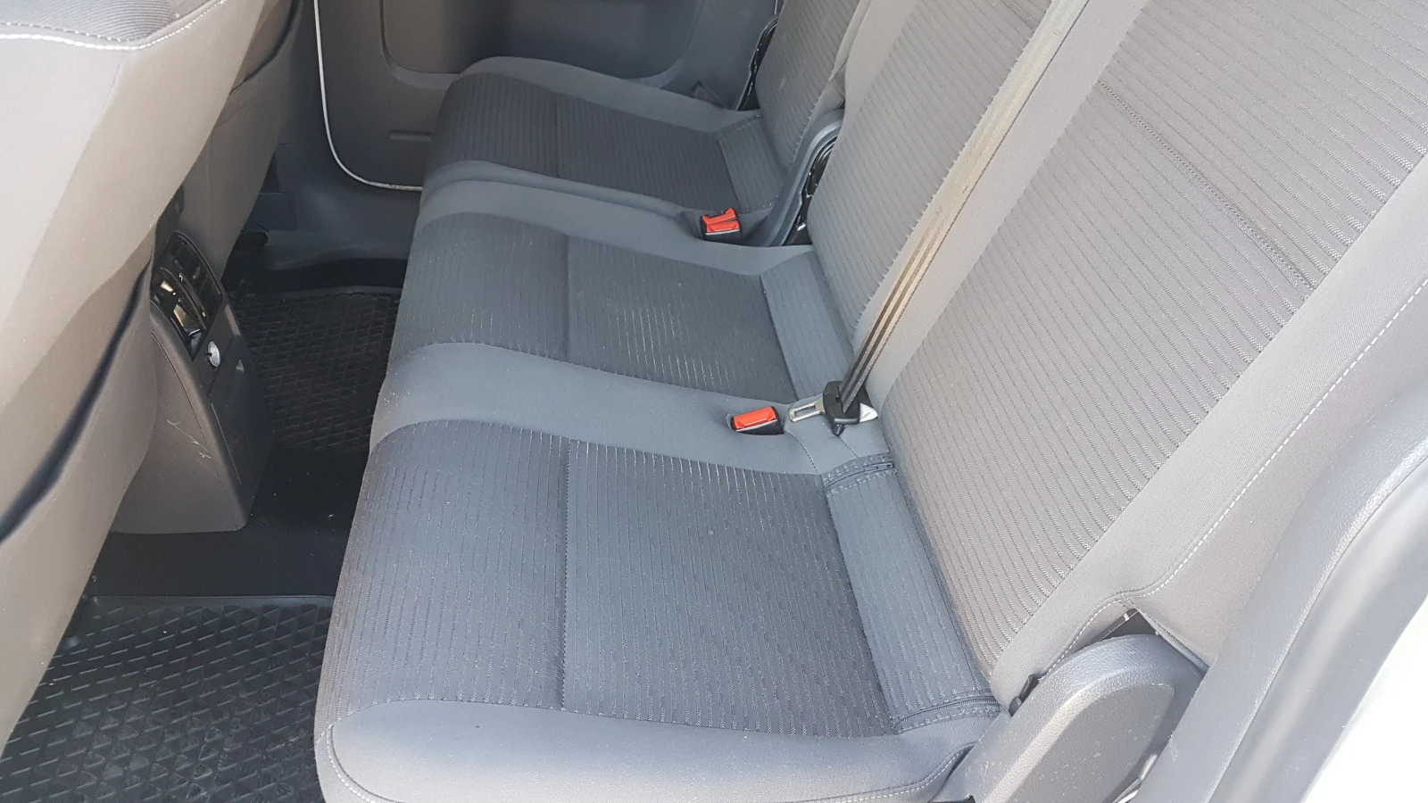 VW Caddy 1.6TDI 7места, снимка 10 - Автомобили и джипове - 53813447