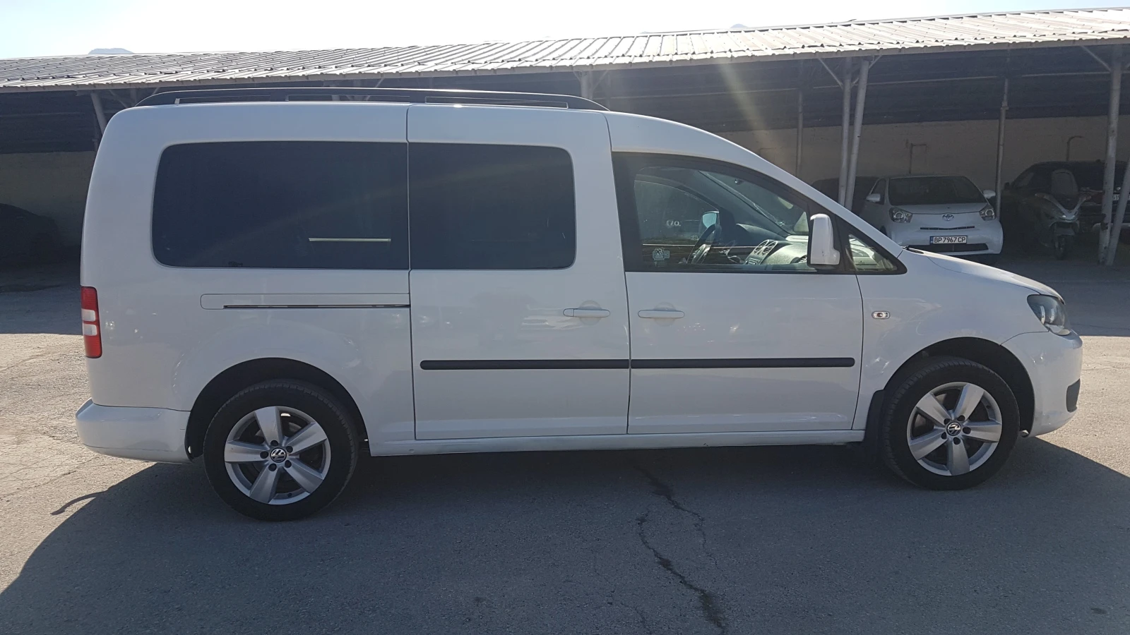VW Caddy 1.6TDI 7места, снимка 8 - Автомобили и джипове - 53813447