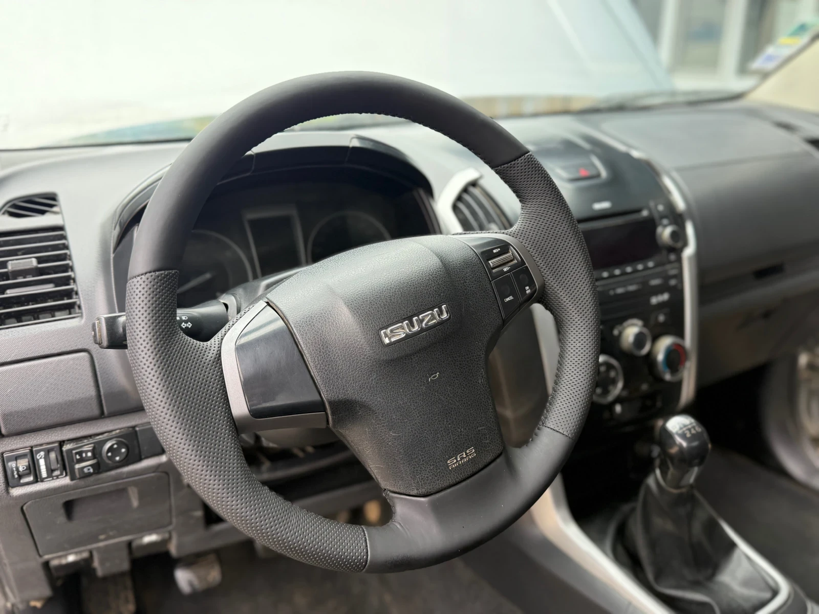 Isuzu D-max 2.5TDI 4X4, снимка 13 - Автомобили и джипове - 53697684
