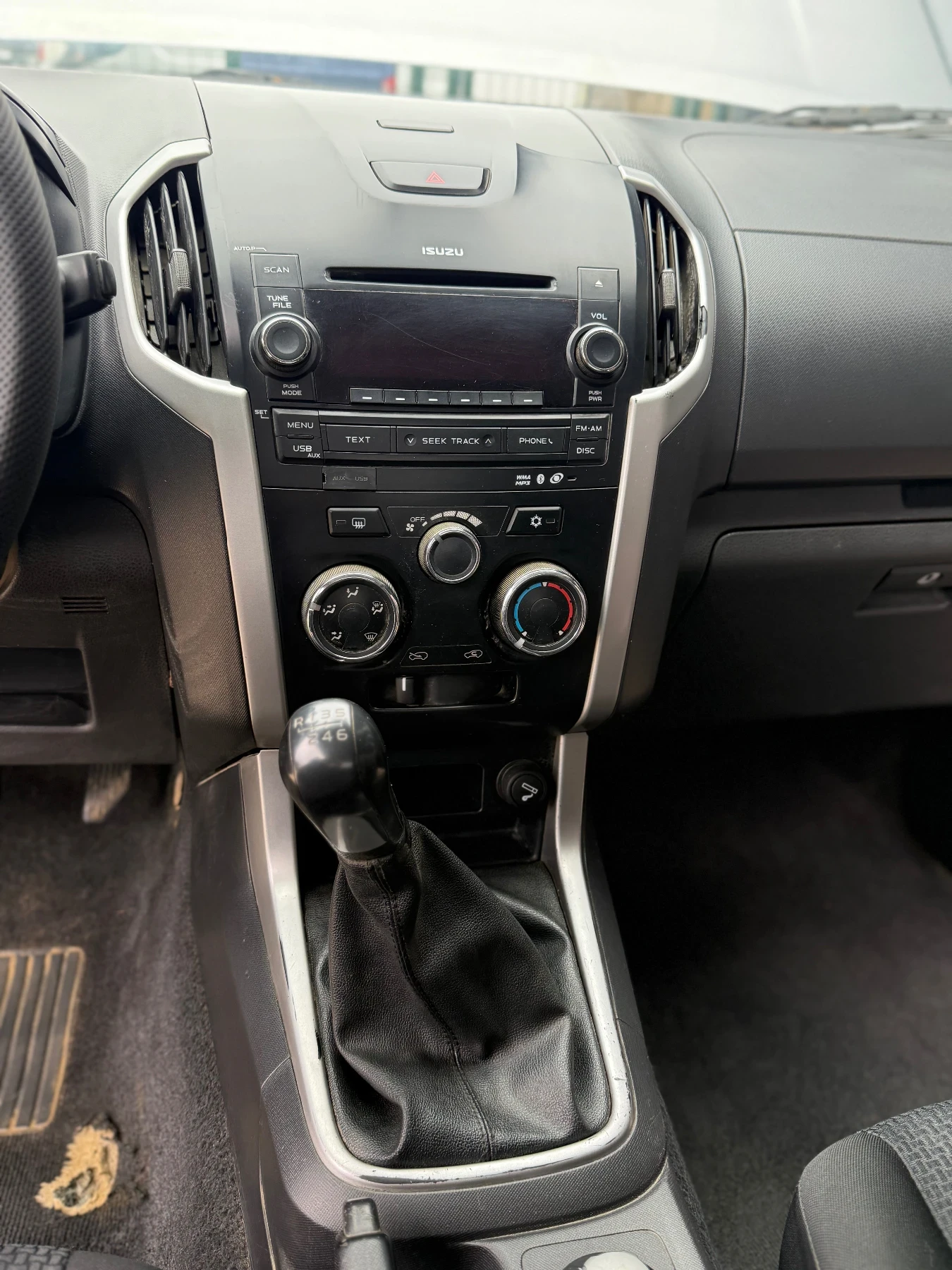 Isuzu D-max 2.5TDI 4X4, снимка 11 - Автомобили и джипове - 53697684