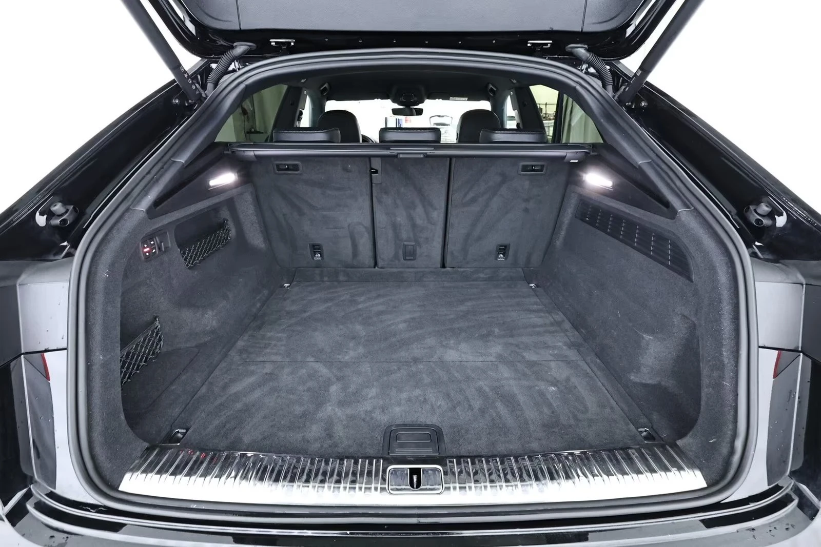 Audi Q8 45 TDI / QUATTRO / BLACK OPTIC/ MATRIX/ HUD/ 360/, снимка 16 - Автомобили и джипове - 56079751